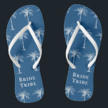 Bride Stam Blue White Tropical Palm Tree Badesandalen<br><div class="desc">Diese lustige tropische Palme flackert mit dem Brautparty "Bride Tribe" in Weiß auf der (Farbe des Jahres 2020) blauen Hintergrund ist das ideale Geschenk für einen tropischen Strand oder eine Hochzeit im Freien!</div>