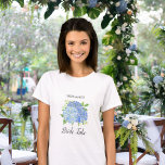 Bride Stamm Floral Blue Hydrangea Foliage Hochzeit T-Shirt<br><div class="desc">Dieser Stamm-T - Shirt zeichnet sich durch eine Aquarellblume mit blauen Hydrangea-Blume und Grünpflanzen aus. Personalisieren Sie es mit Ihrem eigenen Text. Matching Produkte sind erhältlich. Bitte besuchen Sie unseren Shop oder schauen Sie sich unsere Kollektionsseiten an,  um das komplette Sortiment zu sehen.</div>