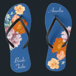 Bride Stamm Floral Etwas Blue Wedding Badesandalen<br><div class="desc">Dieses wünschenswerte Flip-Flops-Paar zeichnet sich durch ein ästhetisches Retro-Muster von wunderschönen Blume aus der Peonie auf dem blauen Hintergrund und durch die wechselnde Typografie "Bride Stamm" aus. Diese personalisierten und eleganten Flip Flops sind ein unvergessliches Geschenk für Hochzeitsfeier: Braut, Brautjungfrauen, Brautmutter, Trauzeugin... Sie fügen Ihrem Hochzeitstag, Junggeselinnen-Abschied oder anderen Feierlichkeiten...</div>