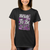 Bride To Be Getting Married 2025 Engagement Premiu T-Shirt (Vorderseite)