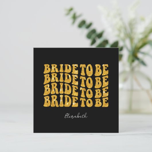 Bride to Be Gold Glitter Text with Name, Black Einladung (Stehend Vorderseite)