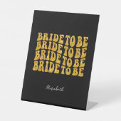 Bride to Be Gold Glitter Text with Name, Black Sockelschild (Vorderseite)