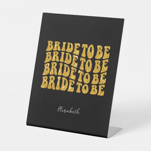 Bride to Be Gold Glitter Text with Name, Black Sockelschild (Vorderseite)