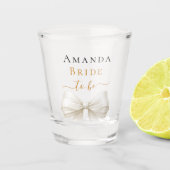 Bride to be ivory bow pearls elegant Bachelorette Schnapsglas (Vorderseite)