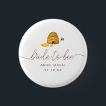 Bride to Bee Button<br><div class="desc">Bride to Bee Buttons Entworfen mit einem lebhaften Bienenstock mit einer fliegenden Biene mit einem Aquarellstilisieren. Passen Sie dieses Design mit Ihrer und jeder anderen benutzerdefinierten Nachricht an,  die Sie einschließen möchten! Die Hintergrundfarbe ist Set zu Weiß,  Sie können jedoch eine Füllfarbe Ihrer Wahl wählen.</div>