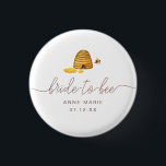 Bride to Bee Button<br><div class="desc">Bride to Bee Buttons Entworfen mit einem lebhaften Bienenstock mit einer fliegenden Biene mit einem Aquarellstilisieren. Passen Sie dieses Design mit Ihrer und jeder anderen benutzerdefinierten Nachricht an, die Sie einschließen möchten! Die Hintergrundfarbe ist Set zu Weiß, Sie können jedoch eine Füllfarbe Ihrer Wahl wählen.</div>