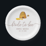 Bride to Bee  Pappteller<br><div class="desc">Bride to Bee Papier Teller mit einem lebhaften Bienenstock mit einer fliegenden Biene mit einem Aquarellstilisieren. Passen Sie dieses Design mit Ihrer und jeder anderen benutzerdefinierten Nachricht an,  die Sie einschließen möchten!  Die Hintergrundfarbe ist Set zu Weiß,  Sie können jedoch eine Füllfarbe Ihrer Wahl wählen.</div>