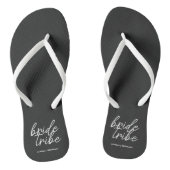 Bride Tribe | Bachelorette Bridesmaid Modern Badesandalen (Fußbett)