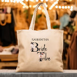 Bride Tribe Floral Letters Boho Bachelorette Tragetasche<br><div class="desc">Bride Stamm Tote Taschen, personalisiert für Ihre Braut Stamm, die Sie mit Goodies füllen können oder geben sie zu verwenden für Ihr Bachelorette Wochenende. Bride Stamm wird mit neutralen Boho Blumenbriefen und handgeschriebenen Schriften geschrieben. Ideal für eine Hochzeit im Herbst, eine Blumenhochzeit, eine Hochzeitsfeier im Garten oder ein anderes Thema...</div>