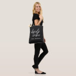 Bride Tribe | Hochzeit in Urlaubsort Bridesmaid Tasche<br><div class="desc">Einfache, moderne und stilvolle "Bride Tribe" Zitat-Tasche mit Schriftart in Schwarz und Weiß in einem trendigen Stil. Die Namen können mit den Namen Ihres Brautparty personalisiert werden. Man kann es für Braut, Brautmädchen, Blume oder die Mutter der Braut verwenden. Die koordinierenden Accessoires für Teambride funktionieren gut für ein Brautparty Vorschläge,...</div>