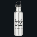 Bride Tribe | Modern Bridesmaid Personalisiert Edelstahlflasche<br><div class="desc">Einfache, moderne und stilvolle "Bride Tribe" zitieren Acryltumbler mit schwarz-weißem Script-Schriftart in trendigem Stil. Die Namen können mit den Namen Ihres Brautparty personalisiert werden. Man kann es für Braut, Brautmädchen, Blume oder die Mutter der Braut verwenden. Die koordinierenden Accessoires für Teambride arbeiten gut für ein Brautparty Vorschläge, Brautparty, Junggeselinnen-Abschied, die...</div>