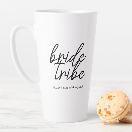 Bride Tribe | Modern Bridesmaid Personalisiert Milchtasse (Beispiel)