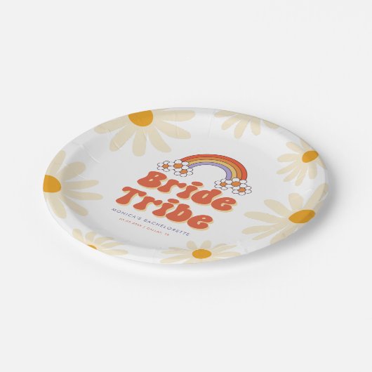 Bride Tribe Retro Groovy Daisy 70er Bachelorette Pappteller (Schrägansicht)