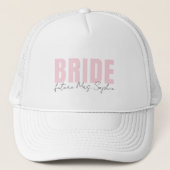 Bride Trucker Hat | Personalisiert Future Frau Nam Truckerkappe (Vorderseite)