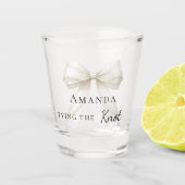 Bride tying the knot ivory bow Bachelorette Schnapsglas (Vorderseite)
