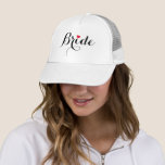 Bride Wedding Brautparty Junggeselinnen-Abschied Truckerkappe<br><div class="desc">Schönes,  elegantes Schwarz auf weißer Typografie-Skript,  rotes Herz,  stilvoll,  cool,  LKWer Mesh Hut,  für die Braut für Brautparty,  Junggeselinnen-Abschied,  Hochzeit.</div>