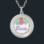 Bride Wedding Cake Brautparty Geschenk Necklace Versilberte Kette<br><div class="desc">Necklace zeigt eine originelle Marker-Abbildung eines Hochzeitskuchens mit Zuckerguss-Blume,  und BRIDE in einem lustigen lila Schriftart. Ein perfektes Geschenk für die Braut!</div>