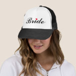 Bride Wedding Junggeselinnen-Abschied Brautparty Truckerkappe<br><div class="desc">Schönes,  elegantes Schwarz auf weißer Typografie-Skript,  rotes Herz,  stilvoll,  cool,  LKWer Mesh Hut,  für die Braut für Brautparty,  Junggeselinnen-Abschied,  Hochzeit.</div>