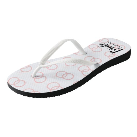 Bride Wedding Ring Muster und Name Flip Flops Badesandalen (Schrägansicht)