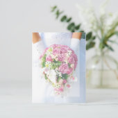 Bride White Lace und Blume Bouquet Wedding RSVP Einladungspostkarte (Stehend Vorderseite)