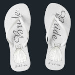 BRIDE White Princess Wedding Dress Gown Flip Flops Badesandalen<br><div class="desc">Flip Flops zeigen eine originelle Marker-Abbildung eines hübschen, weißen Hochzeitskleides mit BRIDE in einem lustigen Schriftart. Gutes kleines Geschenk für die Braut! Personalisieren Sie einfach das Datum Ihrer Veranstaltung. Koordination von Designs für andere Mitglieder des Brautparty. Der Designer ist verfügbar, um benutzerdefinierte Designs zu erstellen und hochzuladen, um den Farben...</div>