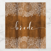Bride White Typography, White Lace & Brown Wood Weinetikett (Einzelnes Label)