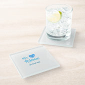 Bride zu Mrs. Name Datum blau Herz Wassercolo Glasuntersetzer (Schrägansicht)
