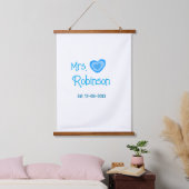 Bride zu Mrs. Name Datum blau Herz Wassercolo Wandteppich Mit Holzrahmen (Schlafzimmer)