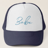 BRIDE'S BABE HAT | Blauer Text | Bachelorette Truckerkappe (Vorderseite)