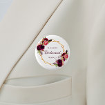Bridesmaid Aquarellblumen bordeauxrot weiß Button<br><div class="desc">Ein trendiger bohemianischer Stil für ein Brautparty oder eine Hochzeit. Die Rose sind in Bordeaux und Rosa gehalten. Eleganter weißer Hintergrund. Ein Imitat goldener geometrischer Rahmen. Mit dem Text: Bridesmaid geschrieben mit einem handgeschriebenen Stil Skript. Vorlage für den Namen der Bridesmaid und ein Datum. Burgund farbige Buchstaben.</div>