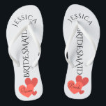 Bridesmaid Beach Wedding | Team Bride Badesandalen<br><div class="desc">Individuell gestaltete, romantische Strandhochzeit dreht Flop-Sandalen - Gespeichertes Herzdesign ganz unten. Reads Team, dann Bride, auf anderen Sandalen in eleganten Buchstaben. Bridesmaid wird in eleganten, schwarzen Buchstaben in der Mitte bedruckt. Wechseln Sie in Brautparty-Mitglieder, wie Blume Mädchen oder Trauzeugin. Personalisierter Name oben in gebogenen Buchstaben. Hübsche Gastgeschenke Hochzeiten für Mitglieder...</div>