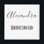 Bridesmaid Black and White cursive Magnet<br><div class="desc">Gib deiner Brautjungfrau einen personalisierten Kühlschrank-Magneten für Keepake. Ihr Name wird in schwarzem kursiven Schriftart mit "Bridesmaid" in gedruckter Form erscheinen. So schön anpassen Sie Ihre noch heute!</div>