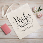 Bridesmaid Black Script Personalisiert Wedding Tragetasche<br><div class="desc">Die Tote-Tasche von Wedding Bridesmaid verfügt über moderne,  schwarz wirbelnde Kalligraphie-Skripte mit elegantem Vornamen,  die Sie personalisieren können. Sehen Sie sich unsere koordinierenden Brautparty-Designs an!</div>