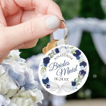 Bridesmaid Blue Watercolor Blumenzeremonie Schlüsselanhänger<br><div class="desc">Diese Schlüsselanhänger sind so konzipiert, dass sie den Hochzeitsjungfrauen bei ihrer Hochzeitsfeier einen Vorzug geben. Sie zeichnen sich durch ein rustikales, handgemaltes Aquarellbild aus, das mit einem Kranz von Rose und Blume in staubigen Blau-, Marine- und Indigotönen versehen ist. Der Text ist in eleganten Schriftzeichen geschrieben, und es gibt Platz...</div>