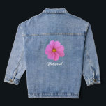 Bridesmaid Blume Denim Jacket Jeansjacke<br><div class="desc">Ihr Brautparty wird sich durch dieses rosa Kosmos-Design hervorheben,  das in Dr. Marissas Garten entstanden und fotografiert ist. Pair mit passender Brautjacke mit weißer Kosmos-Blume.</div>