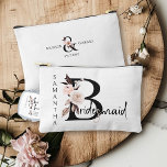 Bridesmaid Blume Letter Boho Floral Personalisiert Zubehörtasche<br><div class="desc">Bridesmaid Accessoires Tasche, um für Ihre Brautjungfrau zu personalisieren. Bridesmaid wird mit neutralen Boho Blumenbriefen und handgeschriebenen Schriften geschrieben. Sie können auch den Namen der Braut und Bräutigam und ihren Hochzeitstag hinzufügen, der einen koordinierenden Blumenampersand umrahmt. Eine schöne Hochzeitsfeier, die für eine Hochzeit im Herbst, eine Blumenhochzeit, eine Hochzeitsfeier oder...</div>