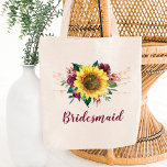 Bridesmaid Blumen Sonnenblumen String Lights Tragetasche<br><div class="desc">Diese überdachte Totentasche ist mit einer Aquarellsonnenblume und bordeauxfarbenen Rose mit Lichtern der Saite ausgestattet. Man kann es mit einem Namen personalisieren. Besuchen Sie unseren Shop oder unsere Kollektionsseiten für weitere Produkte mit diesem Design,  das Sie für Ihre Bedürfnisse anpassen können.</div>