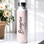 Bridesmaid Blush Pink Brautparty Geschenk Trinkflasche<br><div class="desc">Brautjungfrau Rosa Wasserflasche für Hochzeit,  Brautparty,  Brautparty,  Junggeselinnen-Abschied. Karo mehr Produkte mit diesem Design in der Kollektion unten.</div>