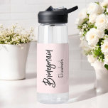 Bridesmaid Blush Pink Brautparty Trinkflasche<br><div class="desc">Brautjungfrau Rosa Wasserflasche für Hochzeit,  Brautparty,  Brautparty,  Junggeselinnen-Abschied. Karo mehr Produkte mit diesem Design in der Kollektion unten.</div>