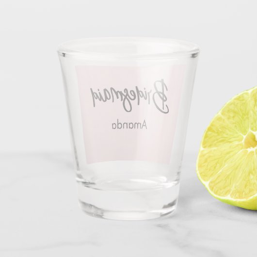 Bridesmaid Blush Pink Kalligraphie Schnapsglas (Rückseite)
