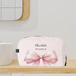 Bridesmaid-Bogen rosa eleganter Name Waschbeutel<br><div class="desc">Ein weich rosa Hintergrund. Die Einrichtung ist mit einem großen rosa Bogen geschmückt. Personalisieren Sie den Namen Ihrer Brautjungfrau und fügen Sie ihn hinzu.</div>