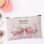 Bridesmaid-Bogen rosa eleganter Name Zubehörtasche<br><div class="desc">Ein weich rosa Hintergrund. Die Einrichtung ist mit einem großen rosa Bogen geschmückt. Personalisieren Sie den Namen Ihrer Brautjungfrau und fügen Sie ihn hinzu.</div>