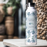 Bridesmaid Brautparty Eucalyptus Wedding<br><div class="desc">Personalisierte Wasserflasche für Sie, um mit dem Namen Ihrer Brautjungfrau - oder irgendjemand in Ihrer Hochzeitsfeier. Sie können auch die Namen der Braut und des Bräutigams und das Hochzeitstag hinzufügen. Dieses zarte Design hat einen Hauch von Eukalyptus-Blätter auf einem Aquarellspülmittel mit Aquarellgrün und Blätter in den Schattierungen von staubblauen Grau...</div>