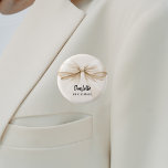 Bridesmaid-Bugbeige Button<br><div class="desc">Beige, cremefarbene Unterlage. Mit einem großen Bogen dekoriert. Personalisieren Sie den Namen Ihrer Brautjungfrau und fügen Sie ihn hinzu. Schwarzes handgeschriebenes Stilskript.</div>
