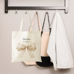 Bridesmaid-Bugbeige Tragetasche<br><div class="desc">Die Einrichtung ist in einem großen beigen, cremefarbenen Bogen gehalten. Personalisieren Sie den Namen Ihrer Brautjungfrau und fügen Sie ihn hinzu.</div>