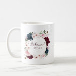 Bridesmaid Burgundy & Navy Rosen Watercolor Wreath Kaffeetasse<br><div class="desc">Schicken Sie eine wunderschöne personalisierte Gabe für Ihre phantastische Brautjungfrau, die sie jahrelang schätzen wird, um mit unserer eleganten bordeauxfarbenen und marinebrandigen Rose Aquarell Rose individuelle Name Tasse zu kommen. Das Design zeichnet sich durch unsere bemalten, eleganten Aquarellfarben-Blume aus. Eine wunderschöne Blumenstruktur aus roter Bordeaux, tiefer Blues und Rosa Blume...</div>