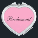 Bridesmaid Compact Mirror Taschenspiegel<br><div class="desc">Kompakter Spiegel in Herzform mit rosa Hintergrundfarbe mit schwarzem Bridesmaid-Text. Passen Sie dieses Objekt an oder kaufen Sie,  wie es ist.</div>