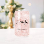 Bridesmaid Custom Personalisiert Name Wedding Part Dosenglas<br><div class="desc">Bridesmaid Custom Personalisiert Name Wedding Party Can Glass zeigt den Namen Ihrer Brautjungfrau in elegantem Kalligraphieskript mit dem Text "Bridesmaid" und Ihrem Hochzeitstag unten. Maßgeschneidert für Ihre Brautmädchen. Das ist ein fabelhaftes Brautjunggeschenk oder Gastgeschenk Hochzeit. Designed by ©2025 Evco Studio www.zazzle.com/store/evcostudio</div>