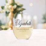 Bridesmaid Custom Personalisiert Name Wedding Part Weinglas Ohne Stiel<br><div class="desc">Bridesmaid Custom Personalisiert Name Wedding Party Stemless Wine Glass zeigt den Namen Ihrer Brautjungfrau in elegantem Kalligrafieschrift mit dem Text "Bridesmaid" und Ihrem Hochzeitstag unten. Maßgeschneidert für Ihre Brautmädchen. Das ist ein fabelhaftes Brautjunggeschenk oder Gastgeschenk Hochzeit. Designed by ©2025 Evco Studio www.zazzle.com/store/evcostudio</div>