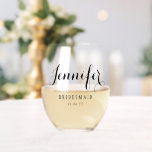 Bridesmaid Custom Personalisiert Name Wedding Part Weinglas Ohne Stiel<br><div class="desc">Bridesmaid Custom Personalisiert Name Wedding Party Stemless Wine Glass zeigt den Namen Ihrer Brautjungfrau in elegantem Kalligrafieschrift mit dem Text "Bridesmaid" und Ihrem Hochzeitstag unten. Maßgeschneidert für Ihre Brautmädchen. Das ist ein fabelhaftes Brautjunggeschenk oder Gastgeschenk Hochzeit. Designed by ©2025 Evco Studio www.zazzle.com/store/evcostudio</div>